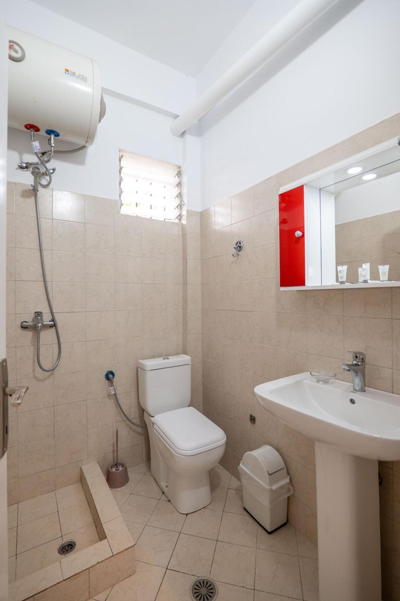 Hoteleks Inn & Suites Саранда Экстерьер фото